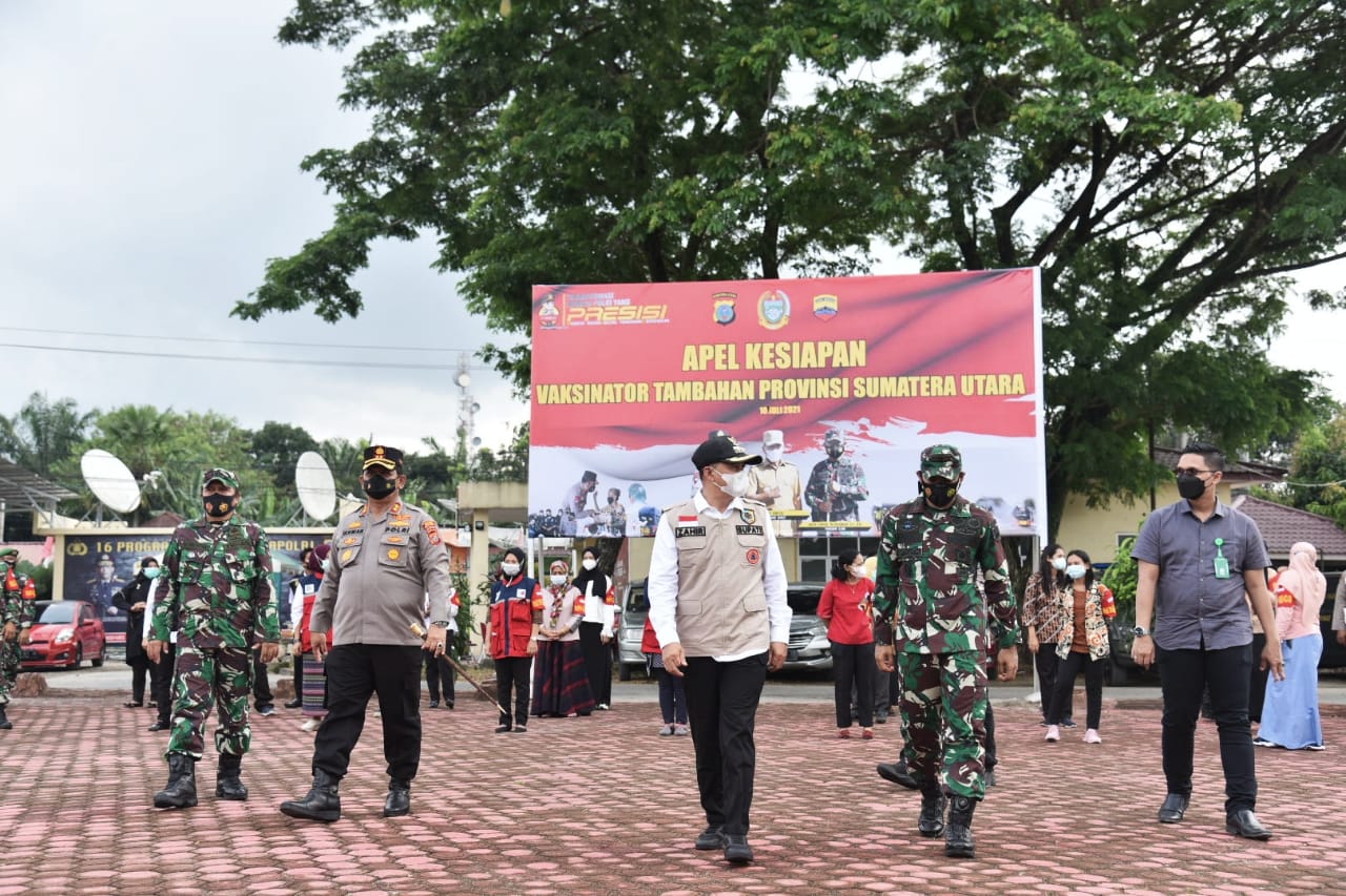 Bupati Batubara Ir.H.Zahir M.AP Irup Apel kesiapan vaksinator tambahan dihalaman Mapolres Batubara Kecamatan Lima Puluh yang serentak diseluruh Polres se-Provinsi Sumatera Utara secara virtual terpusat di Polda Sumatera Utara, Sabtu (10/07/2021).beritasore/alirsyah