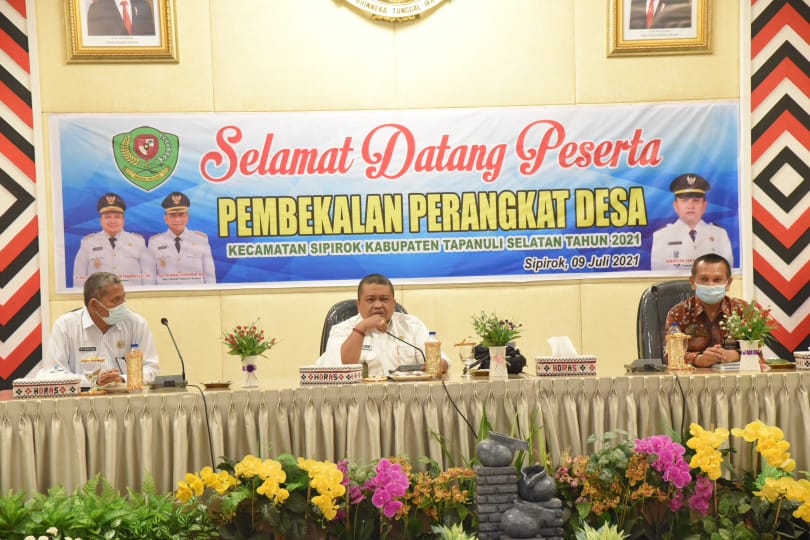 Bupati Tapsel,Dolly Pasaribu saat membuka pembekalan perangkat desa se-Kecamatan Sipirok, Kabupaten Tapsel, di Aula Sarasi, Lantai III, Kantor Bupati Tapsel, Sipirok, Jum'at (9/7). beritasore/Birong RT