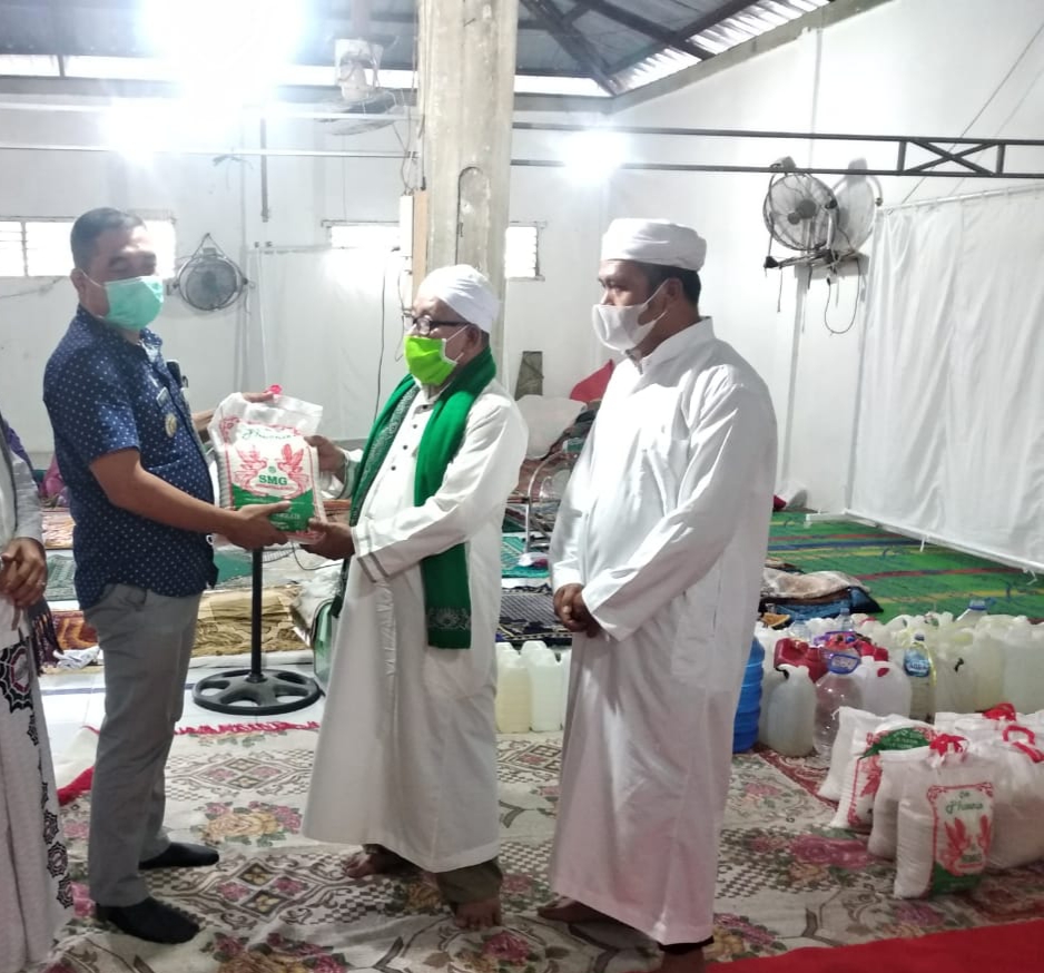 BAMUSI menyerahkan Bantuan paket sembako Bupati Batubara Ir.H.Zahir M.AP dirumah Persulukan Jemaah Tareqat Naqsabandiyah Cabang Basillam Batubara di Desa Masjid Lama Kec.Talawi, Sabtu (10/72021). beritasore/Alirsyah