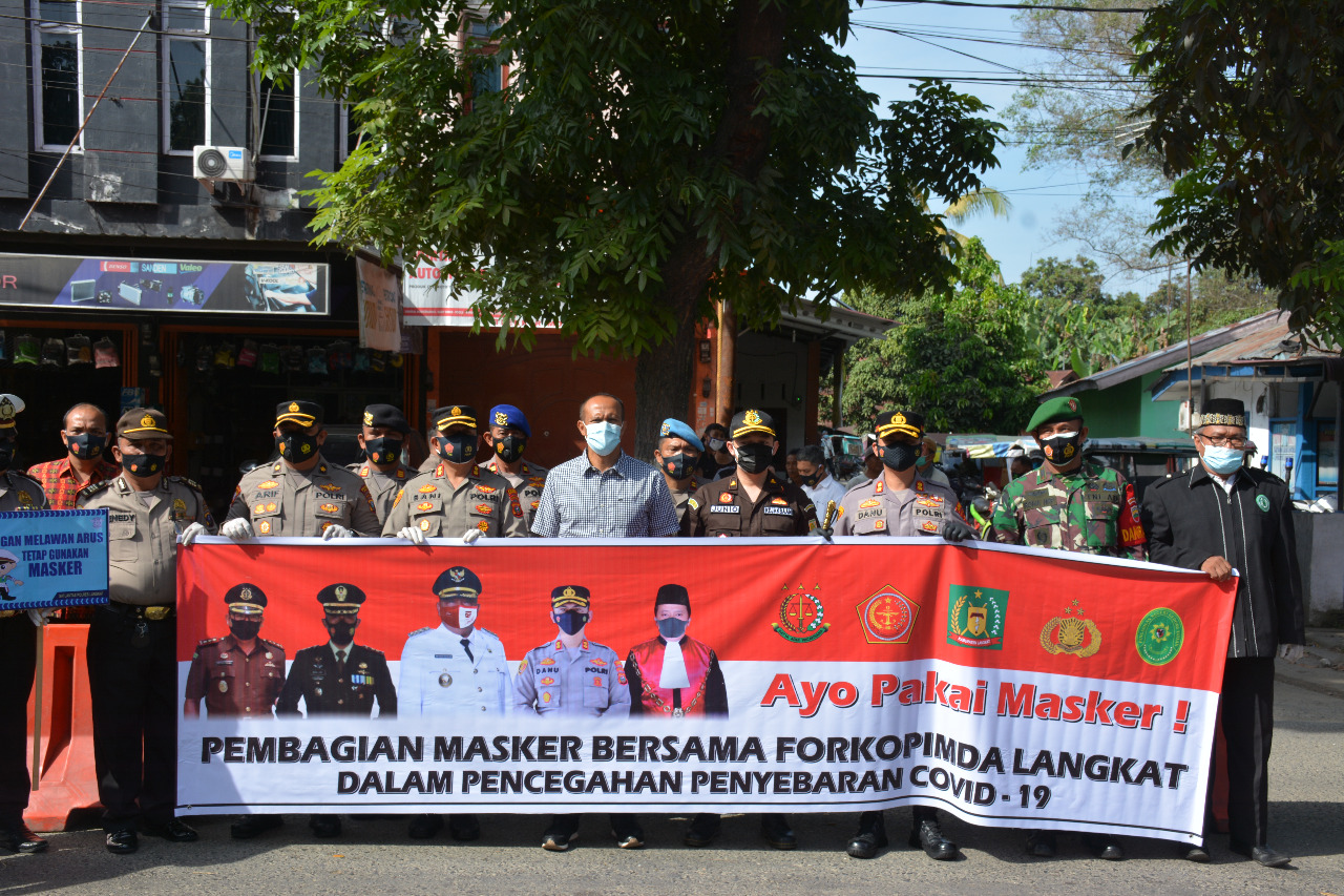 Kapolres Langkat pose bersama usai  membagikan masker 5.000 pcs untuk masyarakat, pedagang dan pengguna jalan di Simpang Bupati Stabat dan Pajak Baru Stabat, Jum'at (9/7/2021). beritasore/ist