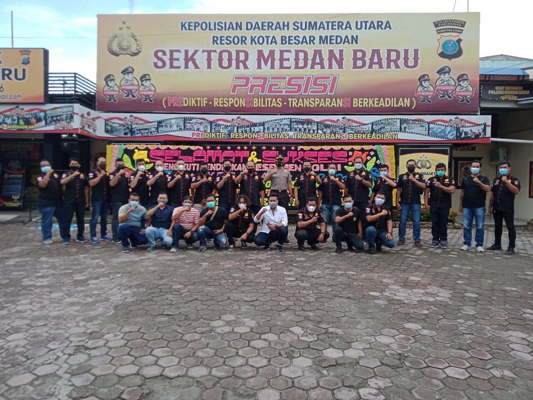 Kompol Aris Wibowo. Sik SH foto bersama usai mengelar perpisahan di halaman Polsek Medan Baru. beritasore/Ist