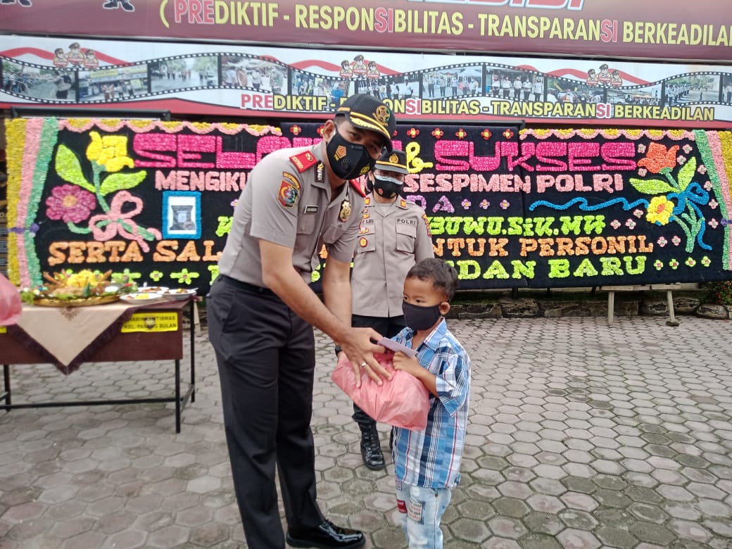 Kompol Aris Wibowo.Sik MH memberikan bingkisan dan tali asih kepada anak yatim. Beritasore/Muslim Lubis