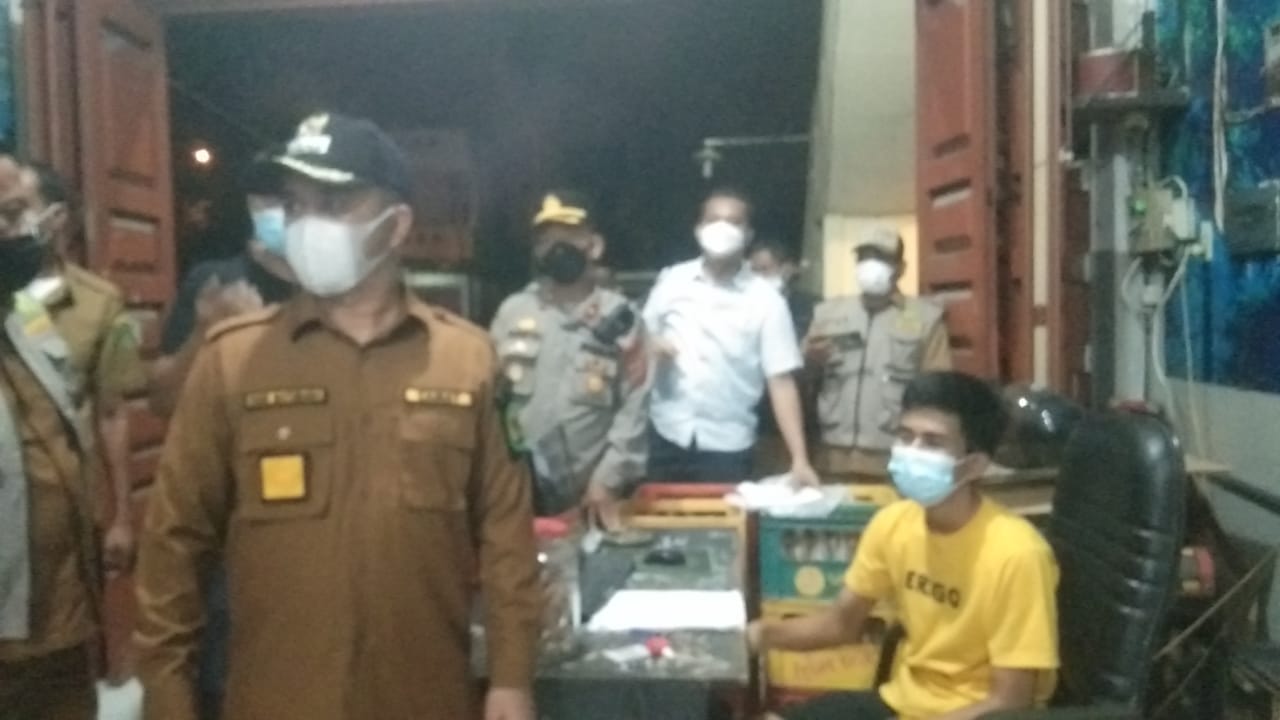 Camat Medan Timur Odie Batu Bara SSTP bersama muspika mengelar operasi pemberlakuan PPKM di salah satu Warnet. Beritasore/ist
