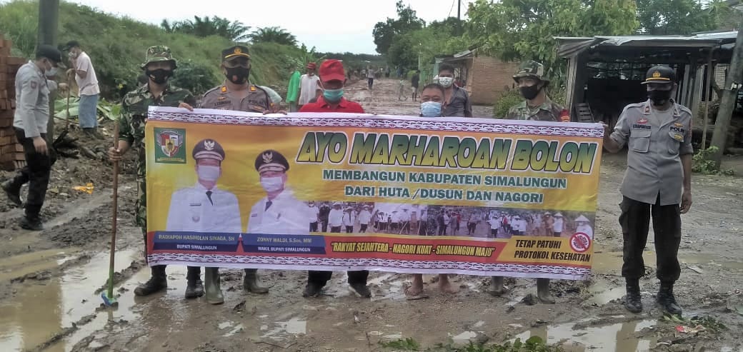 Masyarakat di empat nagori Kecamatan Dolok Batu Nanggar Kabupaten Simalungun bersama Camat , Kapolsek Sebelawan, Danramil 05 Sebelawan dan Kapustu Sebelawan melaksanakan kegiatan haroan bolon (gotong royong) secara massal, Minggu (11/7/2021). Beritasore/ist