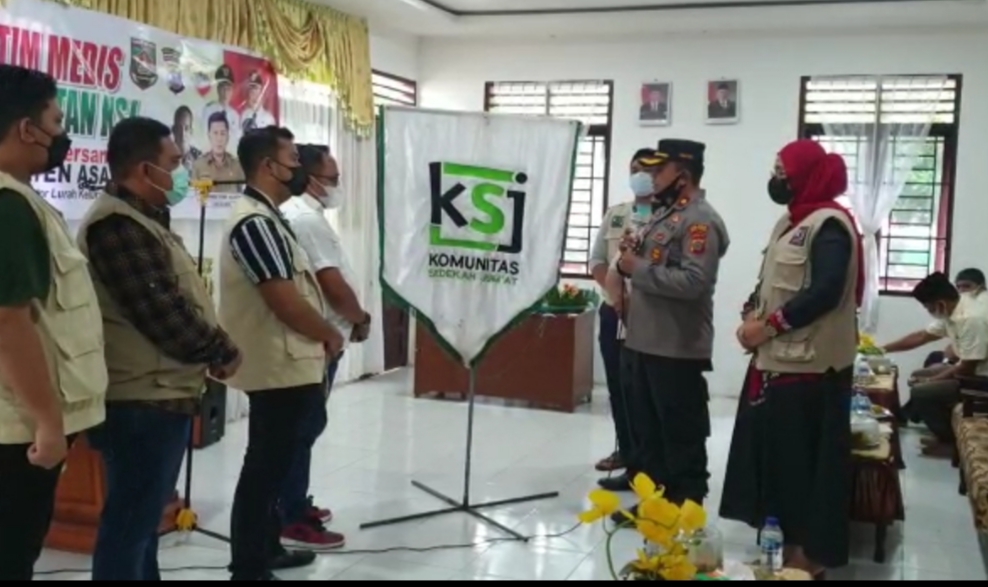 Kapolres Batubara AKBP H.Ikhwan Lubis SH,MH kukuhkan 100 Tim Medis diaula Kantor Lurah Selawan Kiisaran Timur Kab.Asahan Senin (12/7/2021). beritasore/Alirsyah