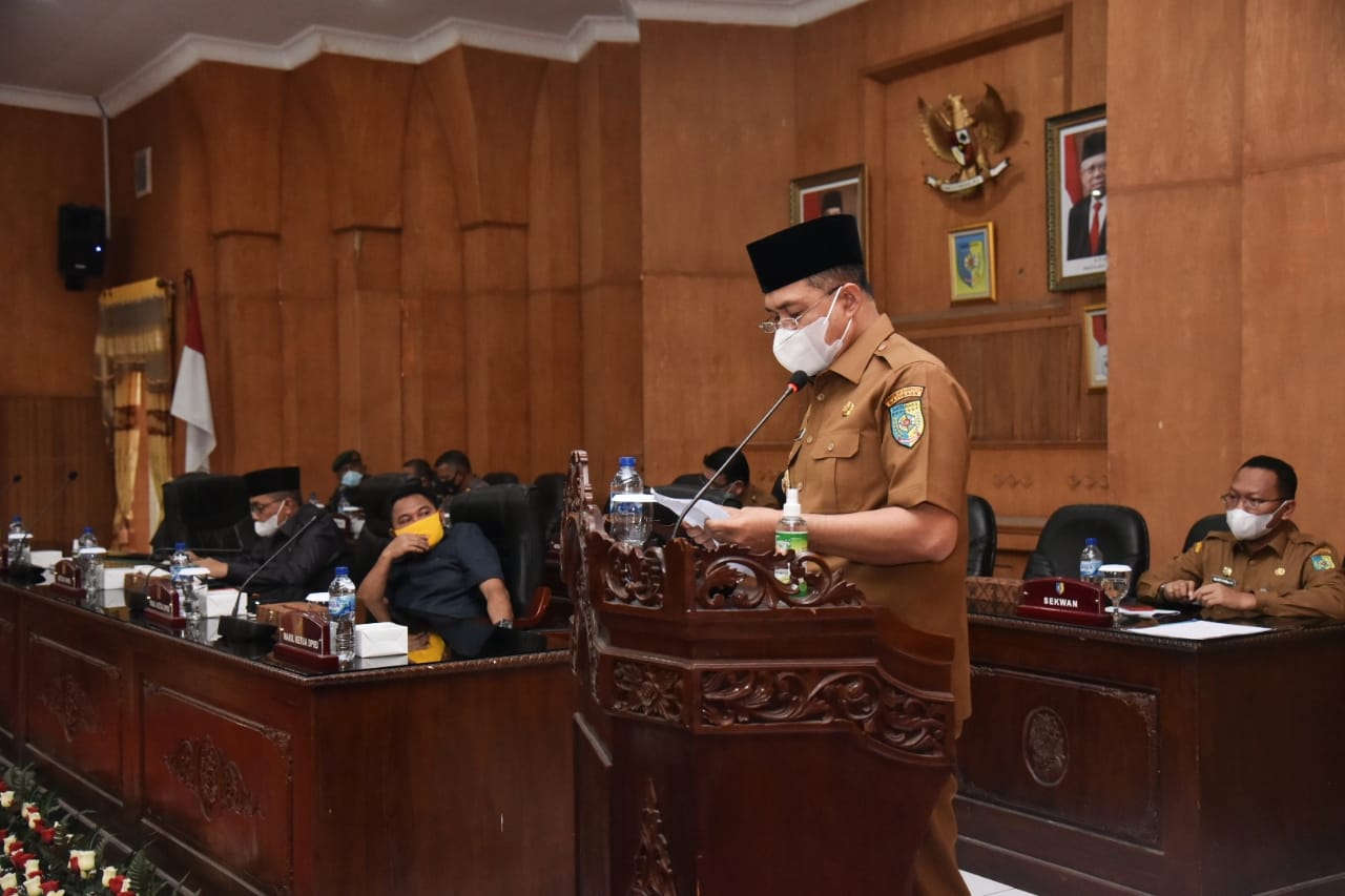 Bupati Batubara Ir.H.Zahir M.AP sampaikan Nota KUA PPAS APBD Tahun 2022 di Ruang Rapat Paripurna DPRD Kecamatan Lima Puluh Senin (12/07/2021).berirasore/Alirsyah