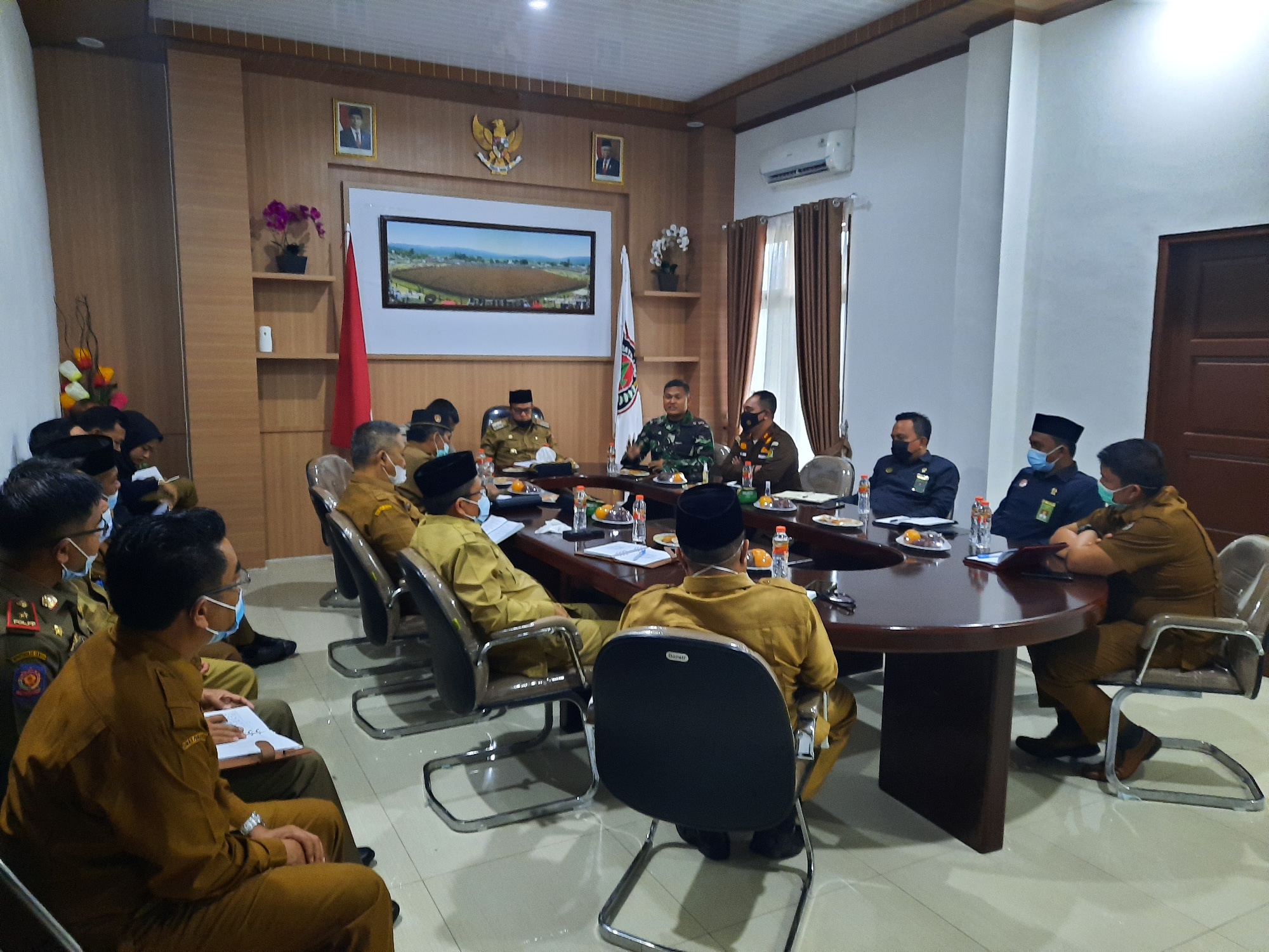 Bupati dan unsur Forkopimda dan Satgas Penanganan Covid-19  Gayo Lues Beserta Dinas terkait di ruang kerja Bupati sedang menggelar rapat. beritasore/Muhammad Iqbal