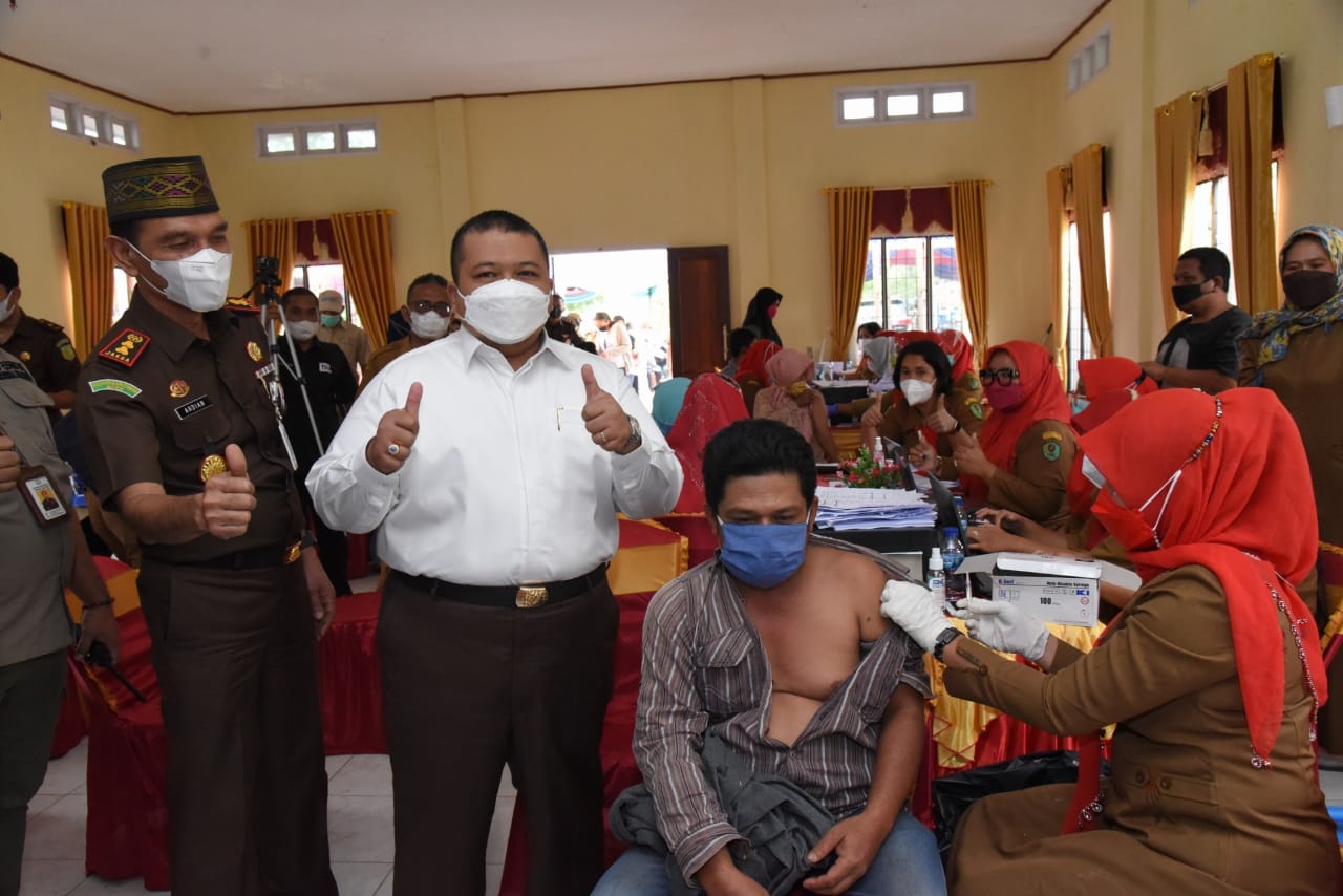Bupati Tapanuli Selatan (Tapsel), H Dolly Pasaribu, SPt MM, menghadiri acara vaksinasi massal gratis yang diselenggarakan Kejaksaan Negeri Tapsel di gedung Serbaguna Desa Simaninggir, Kecamatan Sipirok, Selasa (13/7). beritasore/Birong RT