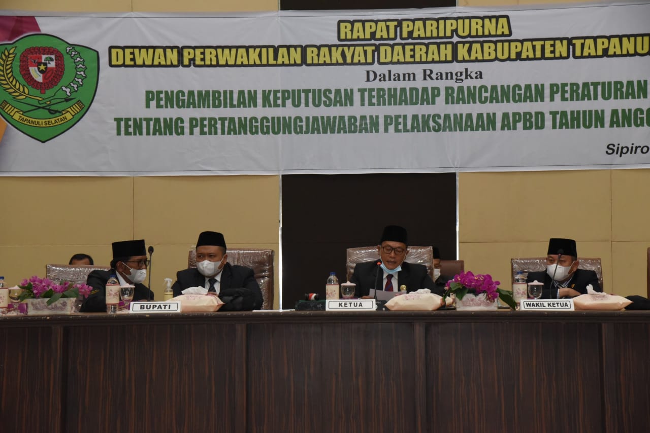 Sidang Paripurna DPRD Tapsel tentang Ranperda tentang pertanggungjawaban pelaksanaan APBD Kab. Tapsel TA 2020 di Gedung DPRD Tapsel, Jalan Prof. Lafran Pane, Sipirok, Selasa (13/7). beritasore/Birong RT