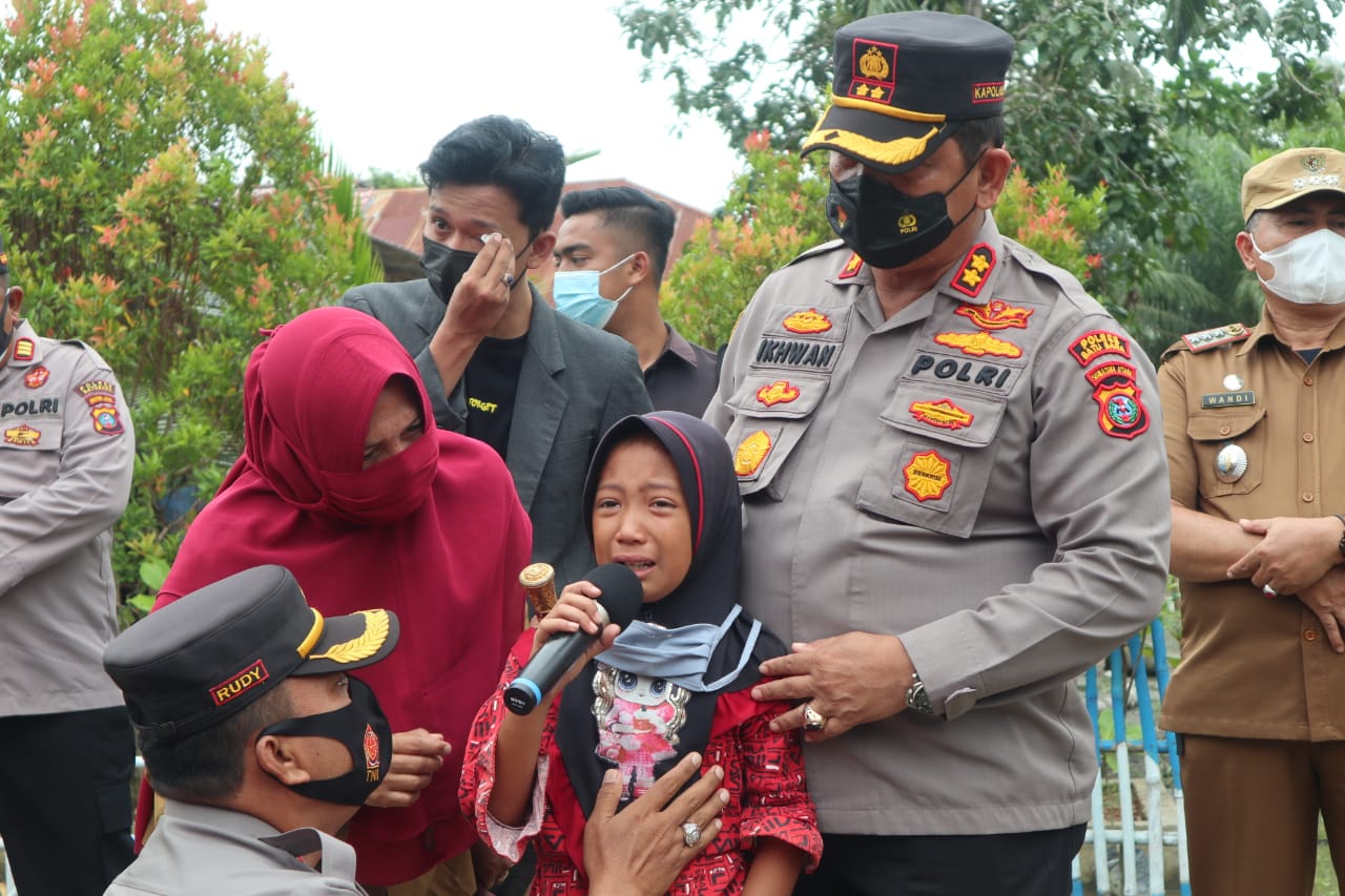 Polres Batubara bersama Anak - Anak Yatim Piatu , di Desa Kapal Merah Kec.Nibung Hangus, Selasa (13/7/202).beritasore/Alirsyah