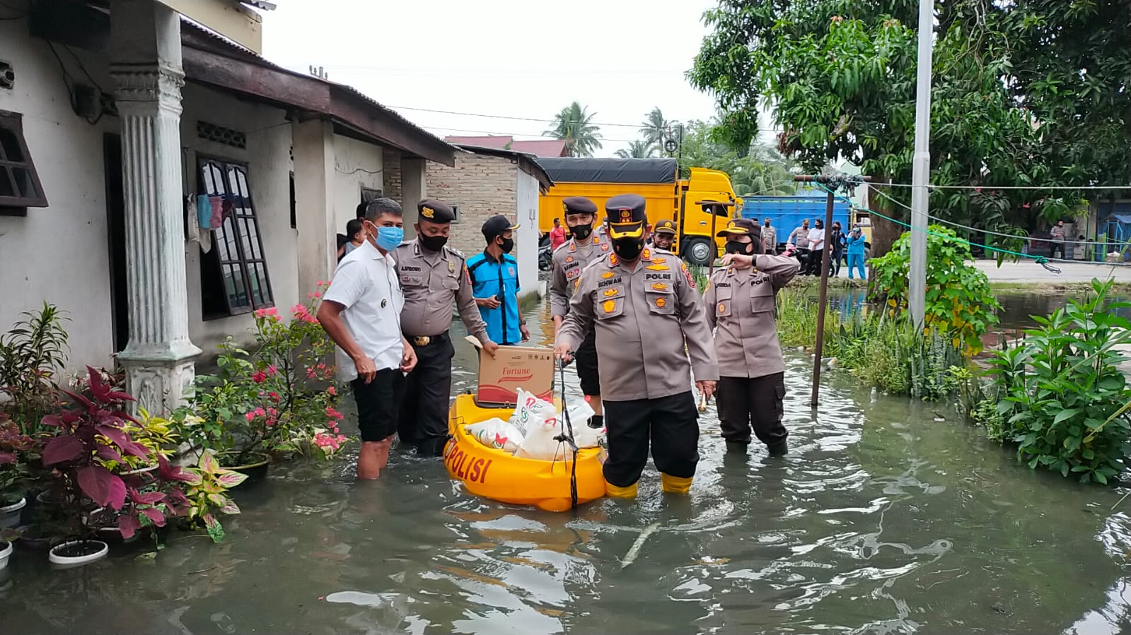 Kapolres Batubara AKBP H.Ikhwan Lubis SH,MH berikan Baksos kepada warga Desa Perjuangan Kec. Sei Balai  terdampak banjir,  Rabu (14/7/2021).beritasore/Alirsyah