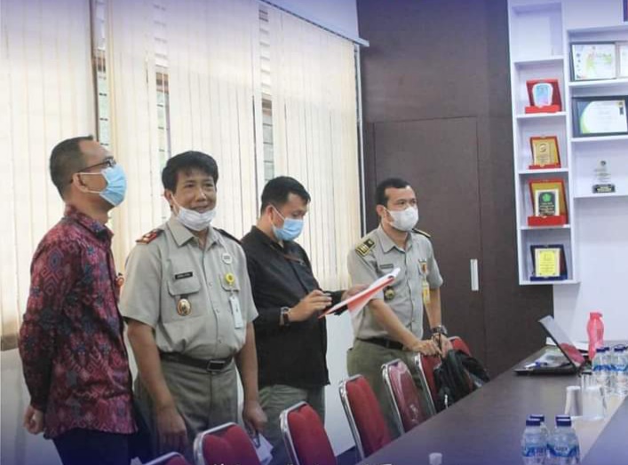 Ketua Tim Ombudsman RI  Perwakilan Aceh Ilyas Isti beserta Tim didampingi Kakan BPN Kota langsa Erwis,A.Ptnh. memeriksa Kelengkapan Administrasi.beritasore/Edy saputra.