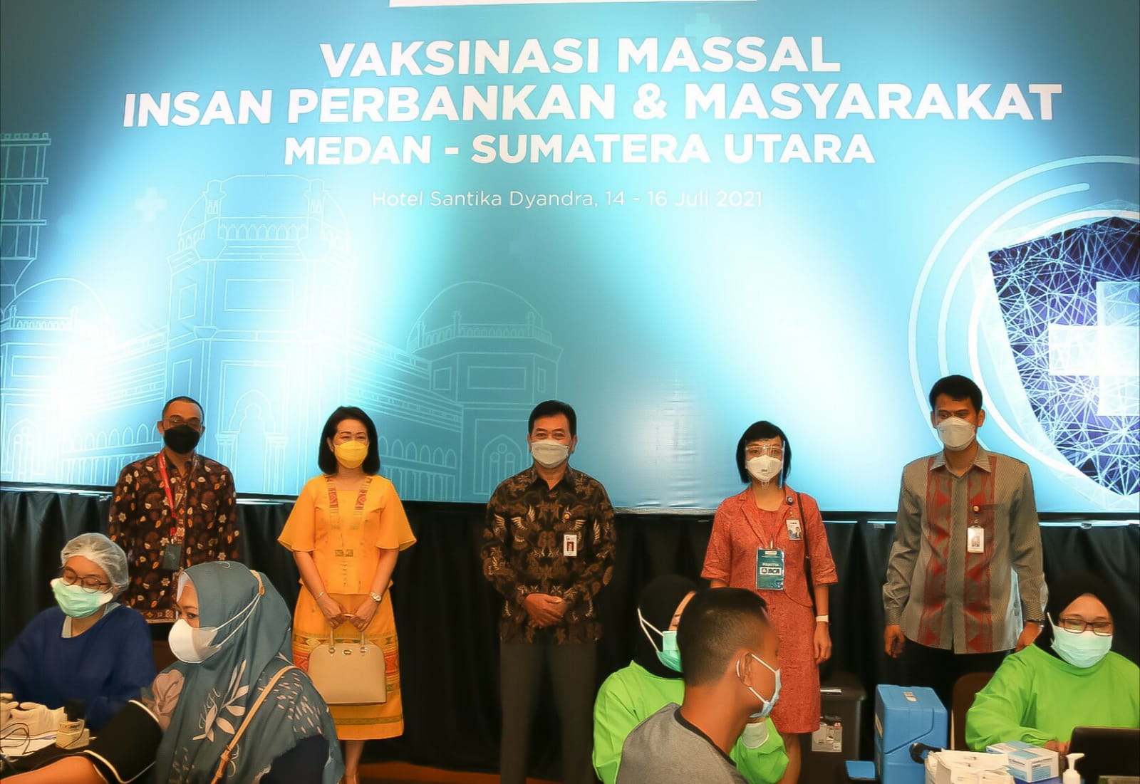 Kepala OJK Regional 5 Sumatera Bagian Utara Yusup Ansori (tengah) pada pelaksanaan vaksinasi massal di Hotel Santika Dyandra Medan, Rabu (14/7/2021). beritasore/ist