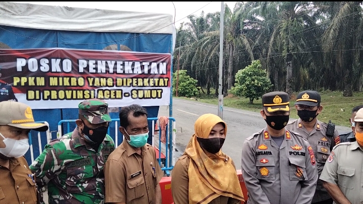 Juru Bicara Satgas COVID-19 Kabupaten Aceh Tamiang Agusliayana Devita, S.STP, M.Si bersama Kapolres Aceh Tamiang AKBP Ari Lasta Irawan S.I.K, Pasi Intel Kapten Inf Nunu Rukmana saat memberikan penjelasan terkait Pos Penyekatan di Perbatasan Provinsi Aceh - Sumut, Senin (12/7). Beritasore/ist