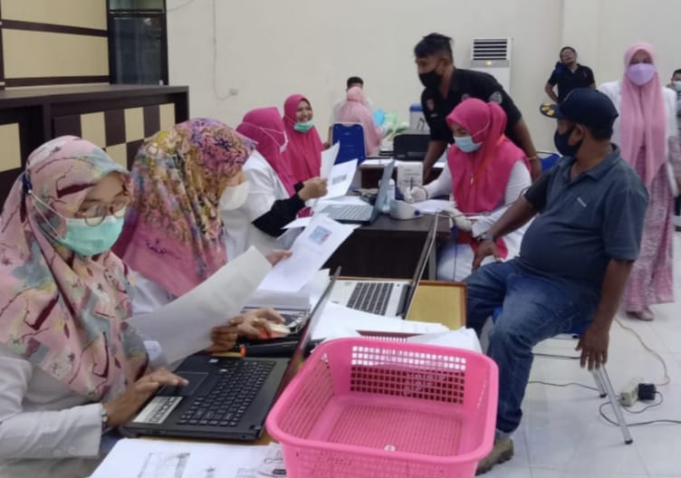 Pelaksanaan Vaksinasi COVID-19 yang berlangsung di Aula Kantor Dinas Perhubungan Kabupaten Aceh Tamiang, Selasa (13/7). Beritasore/ist