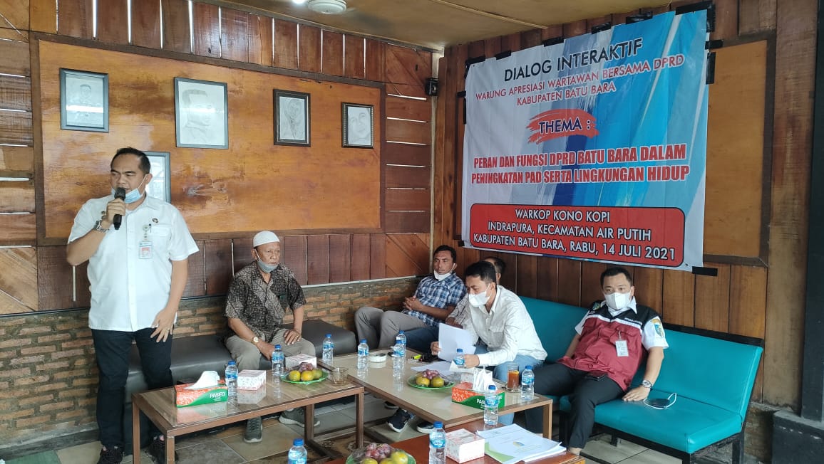 Dialog Interaktif Wartawan dan DPRD Batubara di Warkop Kono Kopi Indrapura Kec.Air Putin, Rabu (14/7/2021).beritasore/Alirsyah