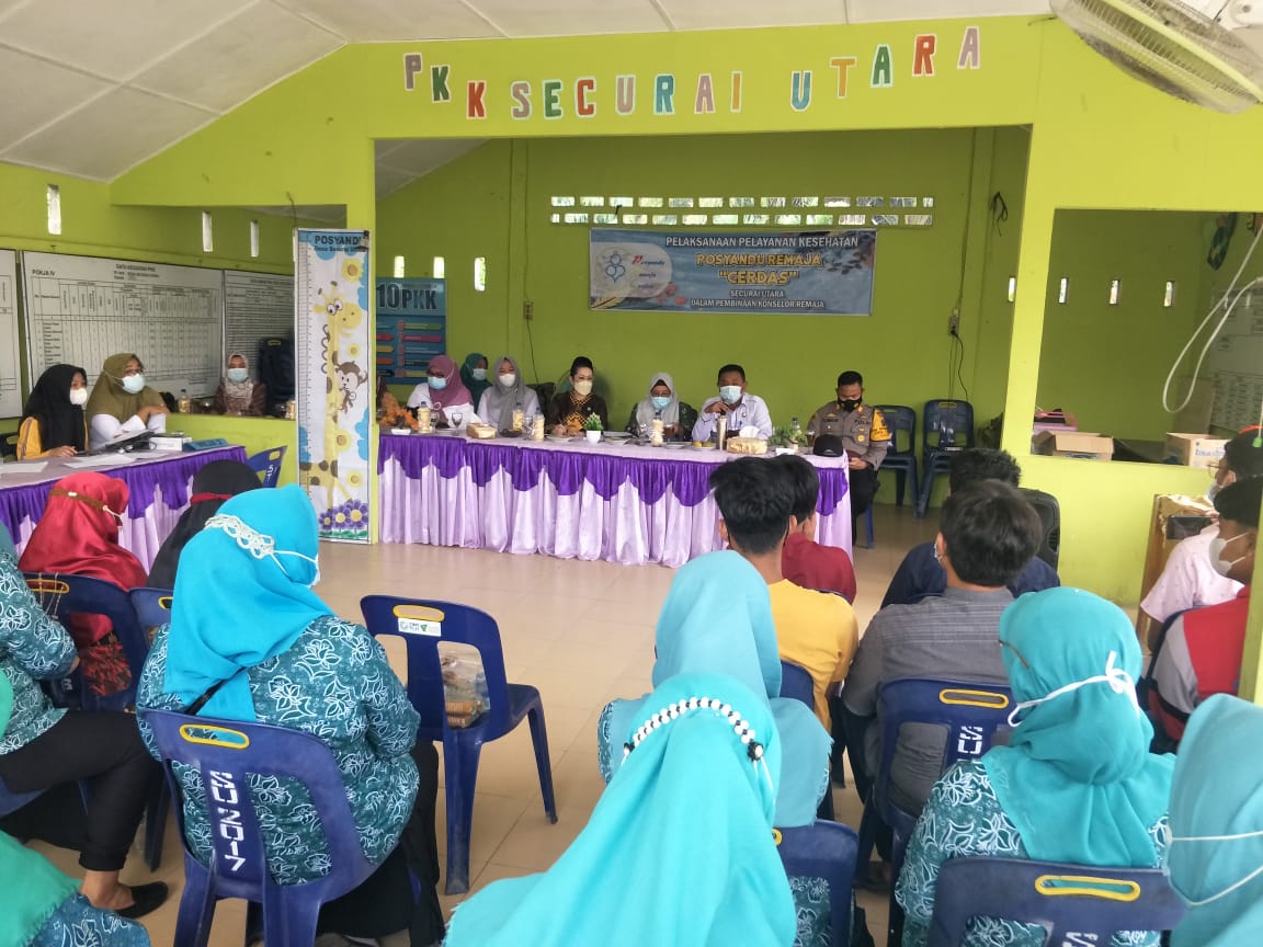 Camat Babalan Fajar Aprianta Sitepu saat memberi arahan dalam kegiatan sosialisasi narkoba di Aula Kantor Desa Securai Utara,  Rabu(14/7).  beritasore/Boy Aprizal