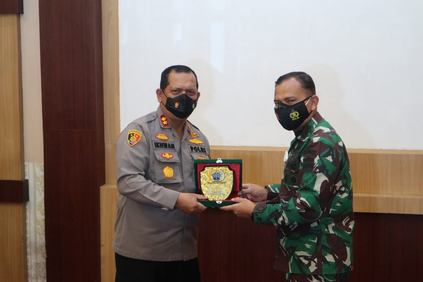 Kapolres Batubara AKBP H.Ikhwan Lubis SHMH menerima Cendramata dari Danrem 022/ PT ke KODIM 02/08 AS, Kamis (15/72021).beritasore/Alirsyah