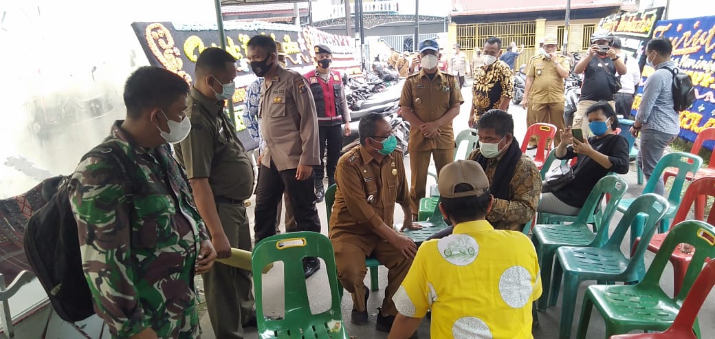 Petugas Gabungan memberikan penjelasan kepada pemilik usaha. Beritasore/ist