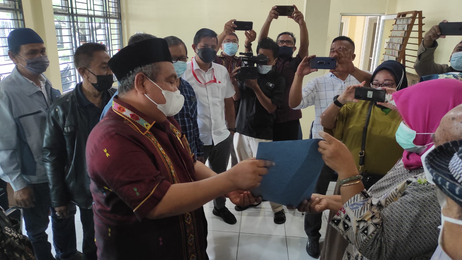 Ketua Persatuan Wartawan Indonesia Provinsi Sumatera Utara (PWI Sumut) incumbent Haji Hermansjah, SE (Harian Analisa) bersama Dr. Dedi Sahputra, MA (Harian Waspada) mendaftar sebagai Calon Ketua PWI Sumut dan Ketua Dewan Kehormatan (DKP) PWI Sumut Periode 2020-2025, Kamis (15/7/2021).beritasore/Ist