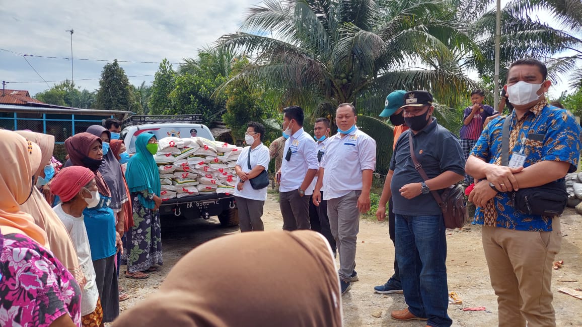 KADIN Batubara Bantu Warga 2 Kecamatan di Batubara, Kamis (15/7/2021).beritasore/Alirsyah