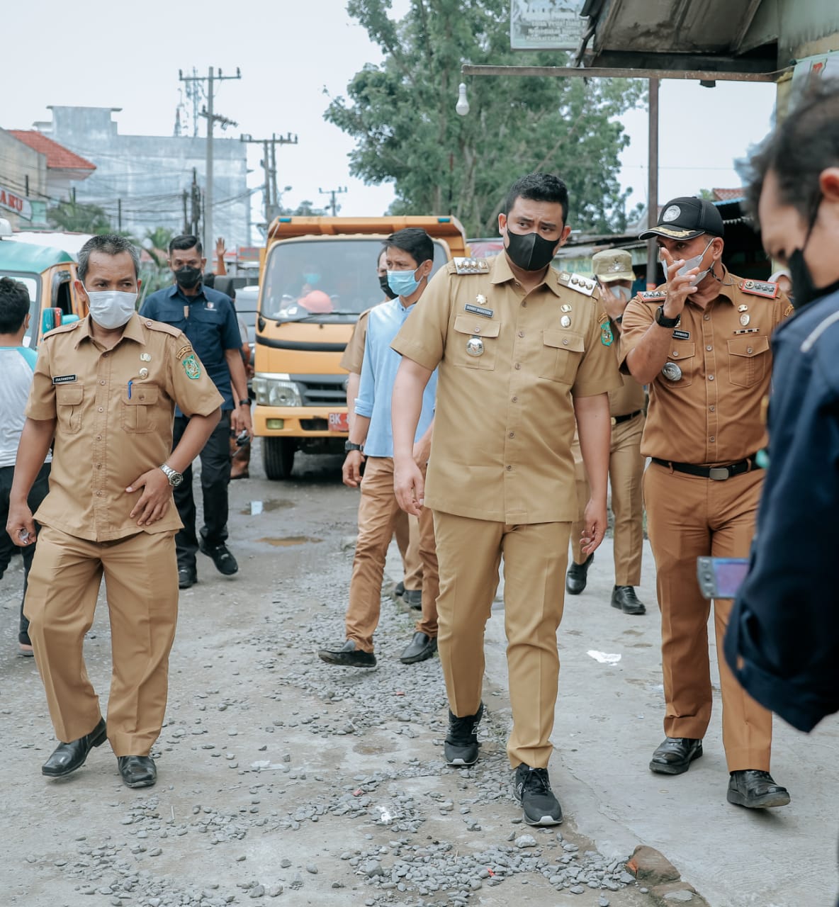Wali Kota Medan Bobby Nasution turun langsung melihat progress perbaikan jalan. Beritasore/ist