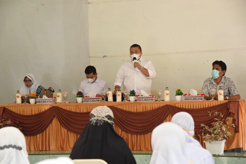 Bupati Tapsel, H.Dolly Pasaribu, S.Pt.MM memberikan sambutannya disela acara penyerahan tali asih kepada lansia/jompo jemaah Badan Kontak Majelis Taklim (BKMT) Kecamatan Angkola Selatan, di Aula Kantor Camat Angkola Selatan, Jumat (16/7). beritasore/Birong RT