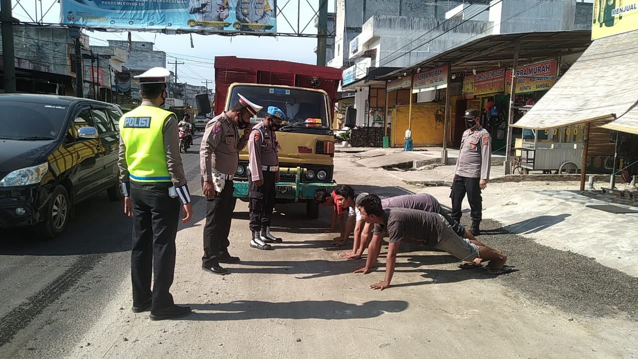 Petugas  beri sanksi Push Up kepada pelanggar Ops Yustisi, Sabtu (17/7/2021).beritasore/Alirsyah