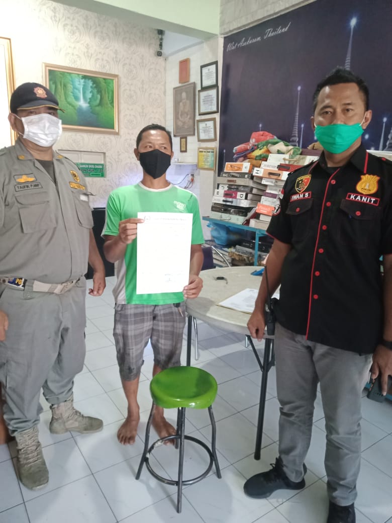 Kanit Reskrim Polsek Medan Baru memberikan surat teguran kepada pedagang di jalan Nibung Utama.beritasore/Muslim Lubis