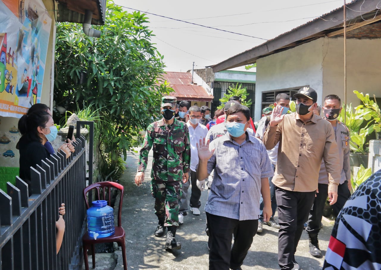Wali Kota Medan, Bobby Nasution menyerahkan bantuan paket sembako kepada warga yang melakukan isolasi mandiri (isoman) akibat terpapar virus covid-19 di jalan Tembakau Raya, Perumnas Simalingkar lingkungan 15, Kel. Mangga, Kec. Medan Tuntungan, Sabtu (17/7). Beritasore/Ist