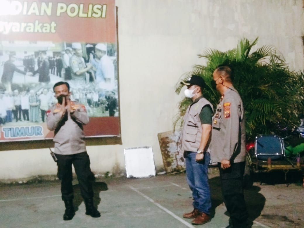 Kapoldasu.Irjen Pol RZ Panca Putra S Memberikan arahan kepada Kapolsek Medan Timur, Kompol M Aripin dan Camat Medan Timur Odi. A. Batu bara dalam pelaksanaan PPKM di Polsek Medan Timur. Beritasore/Muslim Lubis