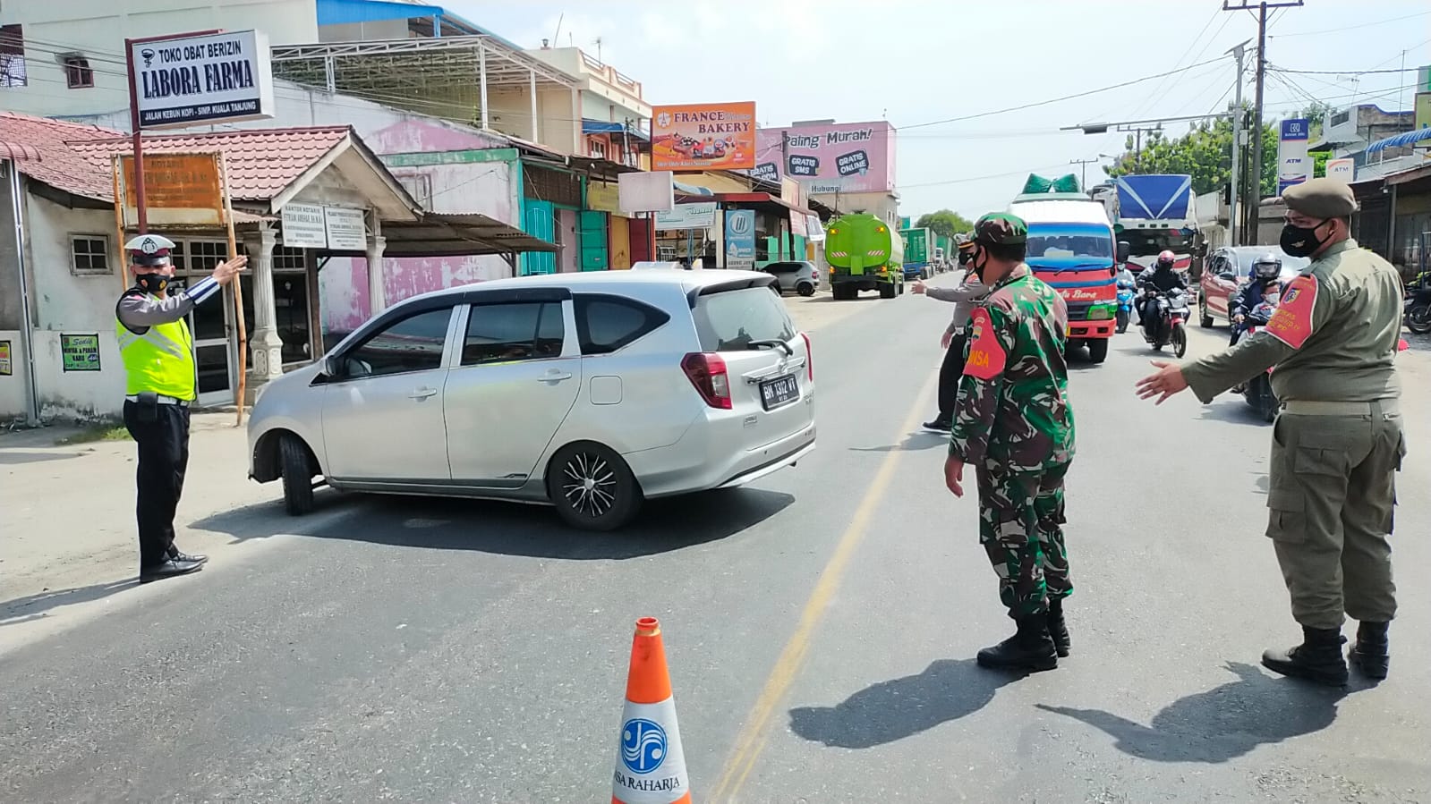 Satlantas Polres Batubara lakukan penyekatan Pos Simpang Kuala Tanjung, Minggu (18/7/2021). beritasore/Alirsyah