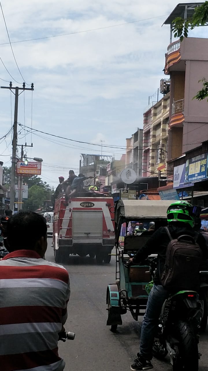 Pertamina dan Forkopimcam Babalan dan Sei Lepan melakukan penyemprotan disinfektan jelang Idul Adha 1442 H,  Senin(19/7). beritasore/Boy Aprizal