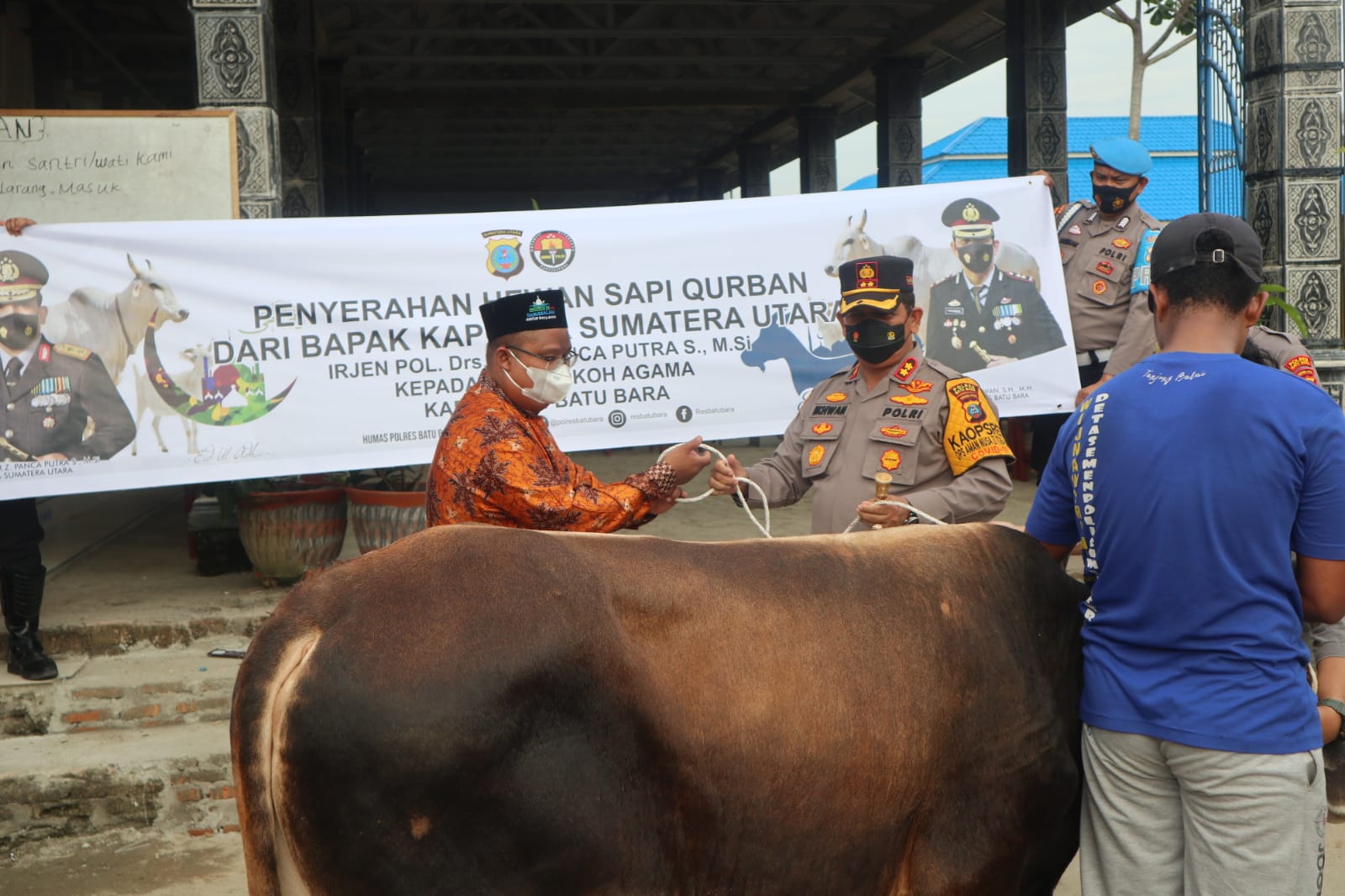 Kapolres Batubara AKBP H.Ikhwan Lubis SH,MH menyerahkan hewan Qurban Kapoldasu Irjen Pol.Drs.R.Z Panca Putra  S,M.Si kepesantren Darrusalam Guntur di Kedai Sianam Kec. Lima Puluh Pesisir Kab.Batubara Senin (19/7/2021).beritasore/Alirsyah