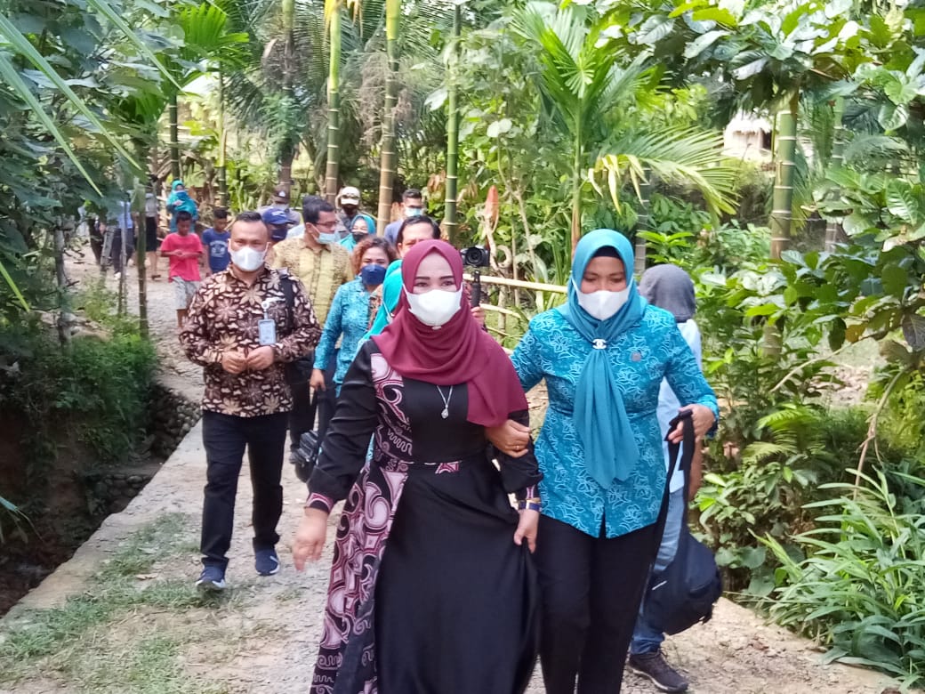 Ketua TP PKK Kabupaten Langkat Tiorita Terbit Rencana bersama pengurus meninjau Desa Bukit Lawang Kecamatan Bahorok,  Jum'at (16/7/2021). beritasore/ist