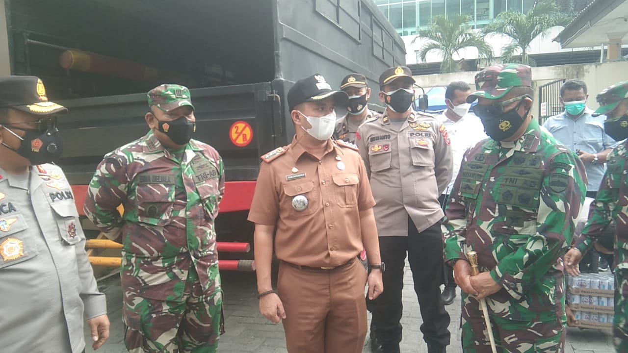Kapoldasu Irjen Pol RZ Panca Putra S, Pangdam I/BB Mayjen Hassanudin, Danramil Kapt B Sembiring, Camat Medan Timur Odi A Batu Bara S stp berdialog di Halaman Polsek Medan Timur. Beritasore/ist