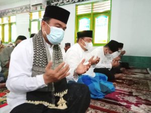 Bupati Bersama Keluarga Shalat Ied 1442 H Di Masjid Jami Ar-Rahman