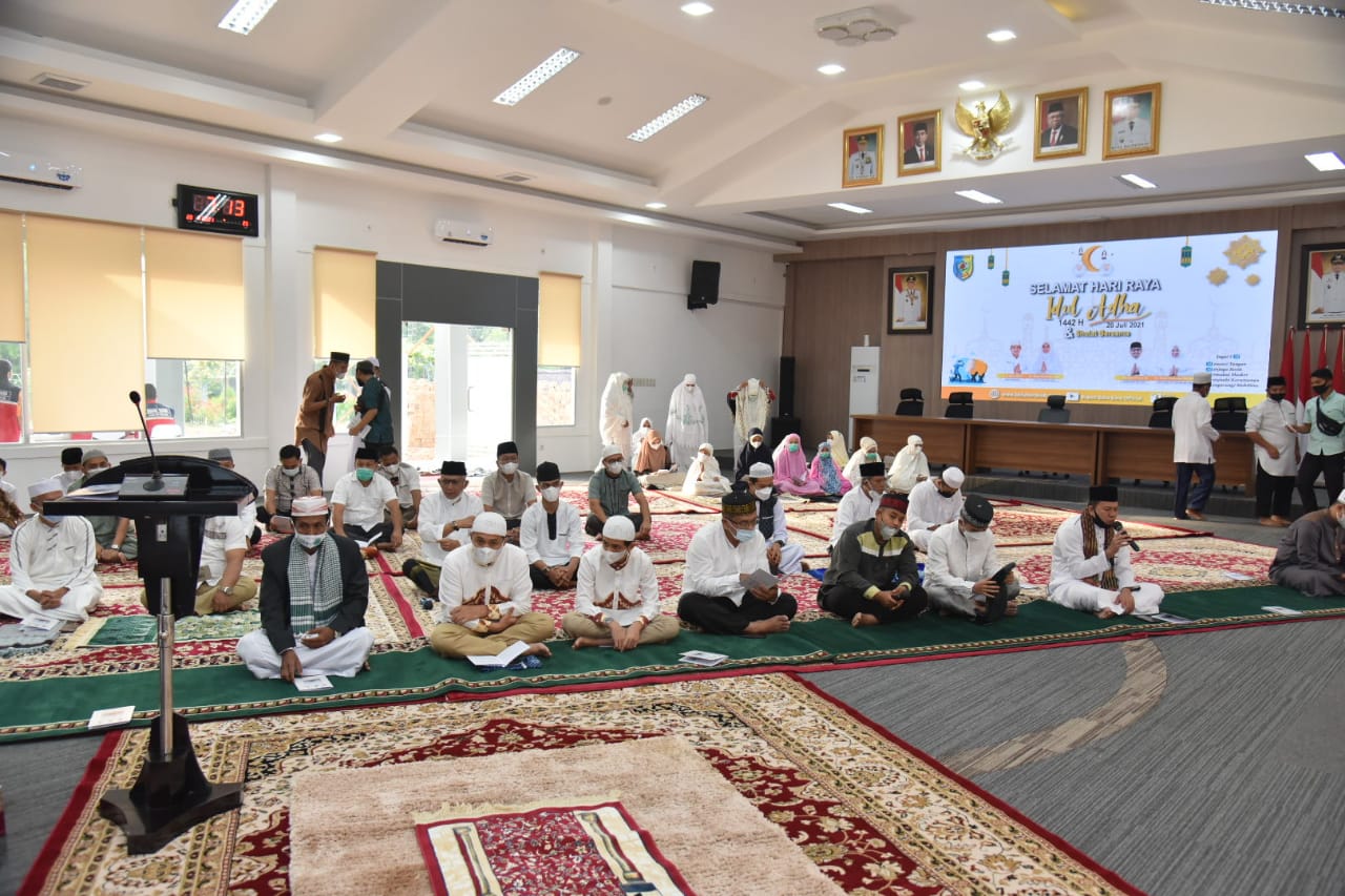 Batubara Ir.H.Zahir M.AP Shalat Id Idul Adha 1442 H Dirumah Dinas Komplek Tanjung Gading Kec.Sei Suka Kab.Batubara Suamatera Utara, Selasa (20/07/2021).beritasore/Alirsyah