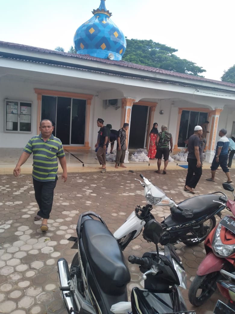 Geuchik Gampong Pondok Kemuning Saiful Azehar Melihat kegiatan Panitia Qurban. Beritasore / Edy Saputra.