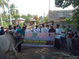 Bupati Tapsel Serahkan Satu Ekor Hewan Qurban Desa Sipangko