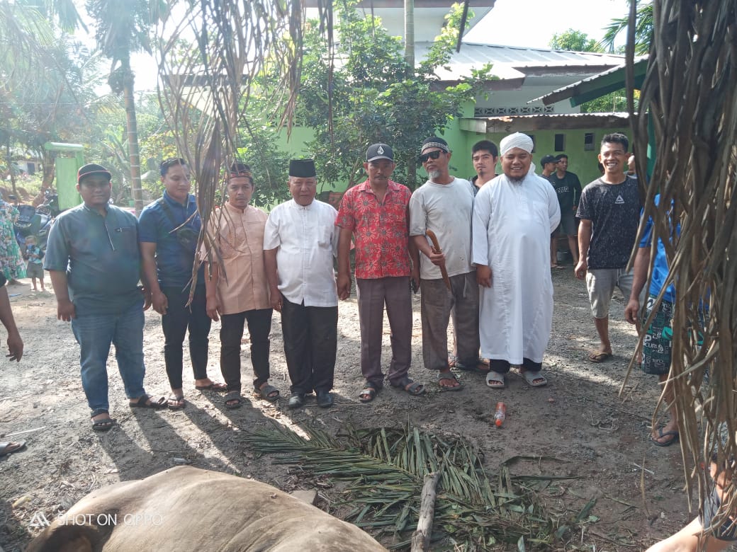 Manejer PT.SSSL R Sianturi bersama masyarakat menyaksikan penyembelihan Quran. Beritasore/ist