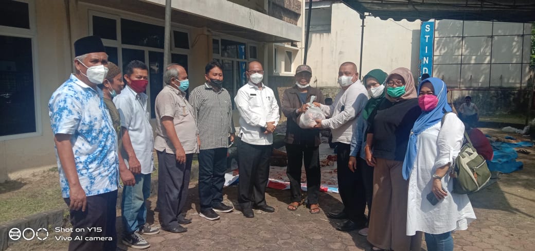 Ketua  PWI Sumut H Hermansjah menyerahkan daging kurban secara simbolik kepada salah satu anggota PWI Sumut Ferizal Purba disaksikan Gubsu diwakili Kepala Dinas Kominfo Sumut Ir Irman Oemar di Kantor PWI Sumut Jalan Adinegoro Medan, Rabu (21/7/2021). beritabore/ist