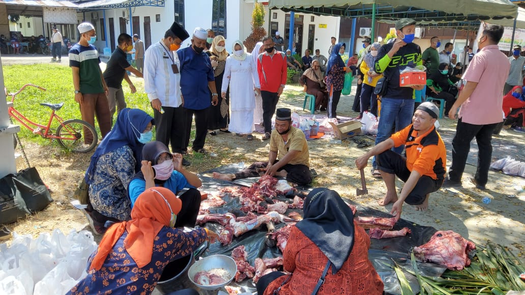 Disdik Batubara Ilyas Sitorus sembelih 16 ekor hewan qurban hari ke-2 Hari Raya Idul Adha 1442 H/2021, Rabu (21/7/2021).beritasore/Alirsyah