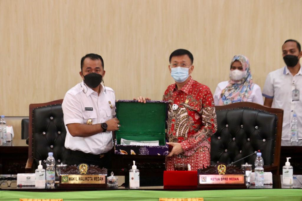 Bobby Nasution diwakili Wakil Wali Kota Medan menyerahkan Nota Pengantar tersebut kepada Ketua DPRD Medan. beritasore/ist