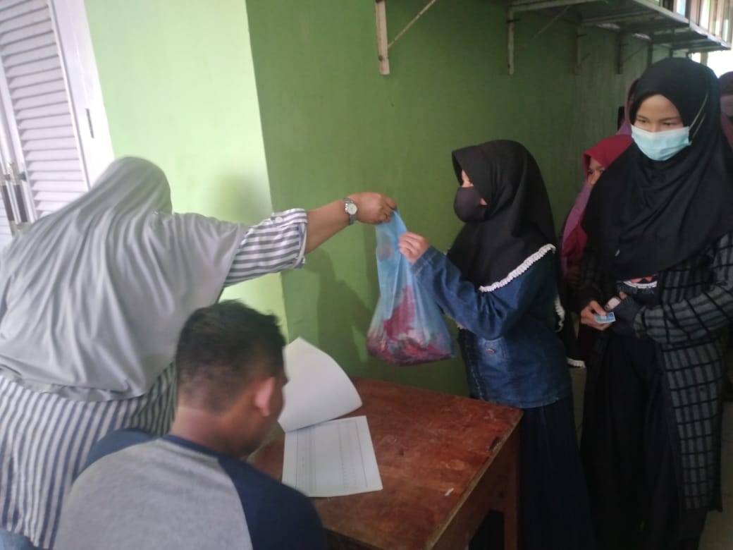 Kepala Sekolah Menengah Pertama ( SMP ) Negeri 1 Yusniar,S,pd Melihat pembagian dagung qurban. beritasore / Edy Saputra.