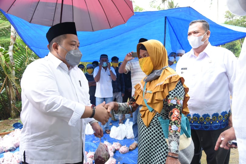 Bupati Tapanuli Selatan (Tapsel), H Dolly Pasaribu, SPt MM, saat menyalurkan 100 paket daging kurban kepada masyarakat Desa Siuhom, Rabu (21/7). beritasore/Birong RT