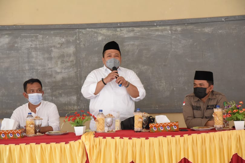 Bupati Tapanuli Selatan (Tapsel), H Dolly Pasaribu, SPt MM, saat memberikan sambutannya di acara pemberian tali asih kepada jamaah lansia atau jompo BKMT Kecamatan Batang Toru, di Aula Kantor Camat Batang Toru, Rabu (21/7). beritasore/Birong RT