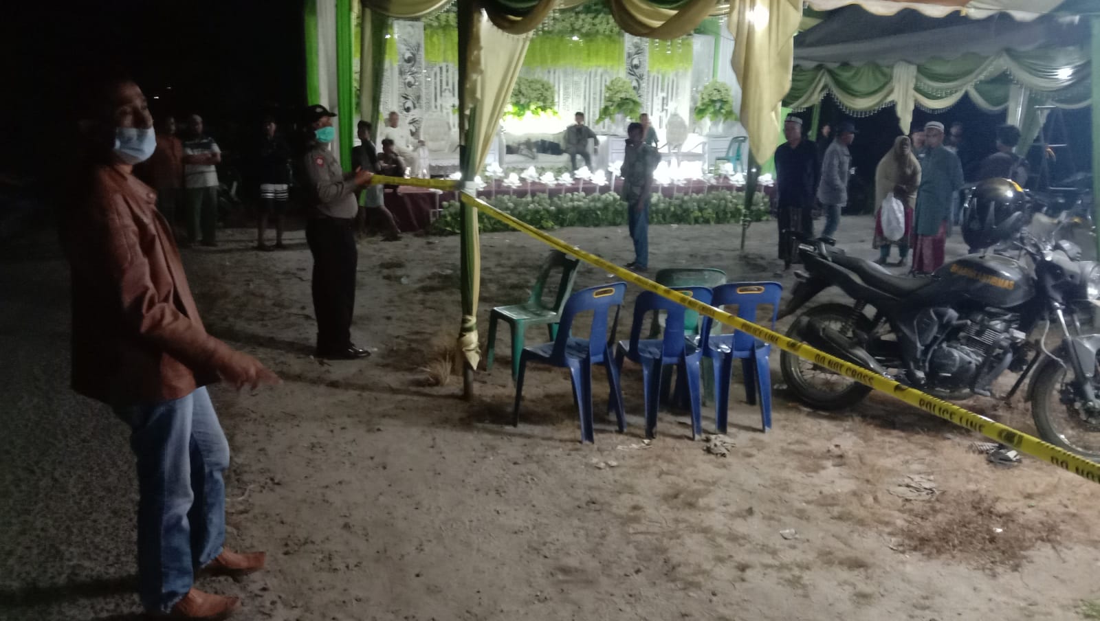 Empat warga tersengat Listrik diduga tersengat listrik PLN tegangan tinggi saat memasang teratak hajatan, Petugas menutup lokasi pesta dengan police line , Rabu ( 21/7/2021). beritasore/Ist