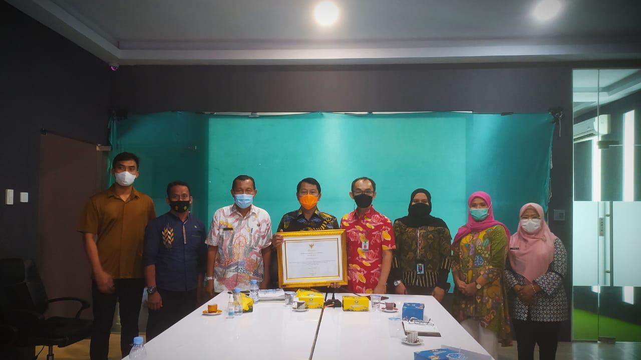 Diterima Sekdakab Langkat dr. H. Indra Salahuddin dari Ruang LCC Kantor Bupati Langkat, Stabat. Beritasore/ ist