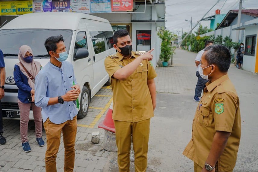 Wali Kota Medan Bobby Nasution meninjau dan melihat kondisi jalan Bunga Asoka, Kelurahan Asam Kumbang, Kecamatan Medan Selayang. Beritasore/ist